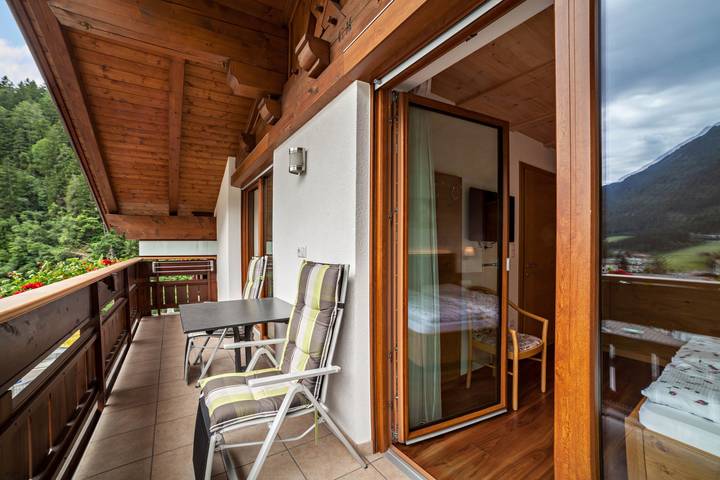Entire apartment, Holiday Apartment "Laugen Ii" with Mountain View, Wi-Fi, Garden, Terrace & Balcony in Stubai Alps, San Leonardo in Passiria
