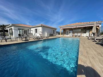 Gîte pour 8 personnes, avec jardin ainsi que piscine et terrasse en Corse