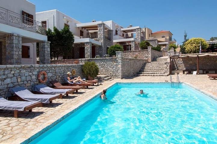 Ferienwohnung für 4 Personen, mit Balkon und Pool sowie Garten in Gythio