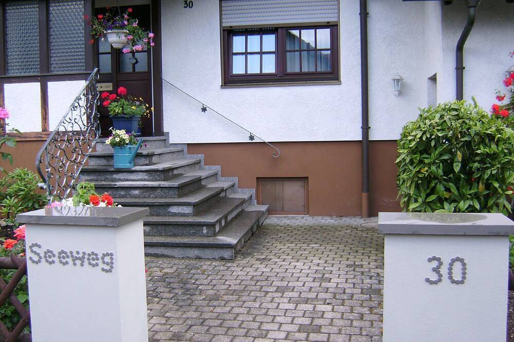 Ganze Wohnung, Ferienwohnung Eva-Maria, 84 qm, 1 Schlafzimmer, 1 Wohnzimmer, 2 Erwachsene und 2 Kinder in Europa-Park, Mahlberg