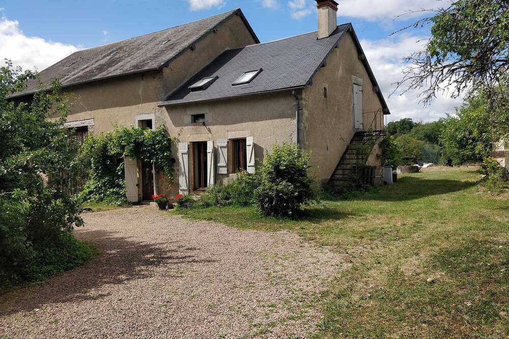 Country House & tennis court& swimming pool. 12 pers, dog accepted. Meals available. in Crux-la-Ville, Nièvre