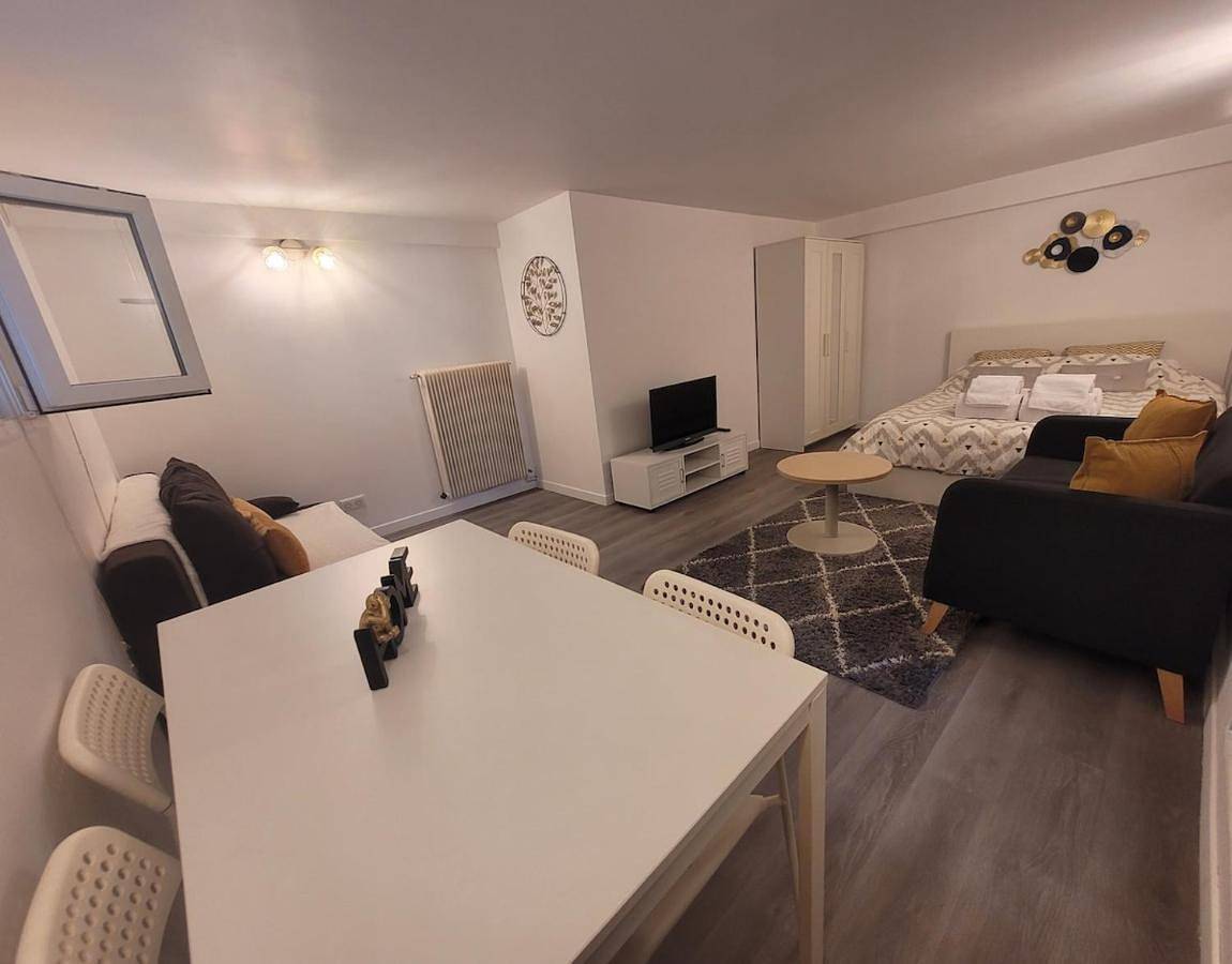 Appartement entier, One-Bedroom Apartment in Orly (Île de France), Val-de-Marne