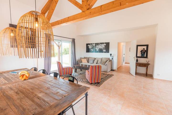 Location de vacances pour 8 personnes, avec piscine ainsi que jardin et vue, adapté aux familles à Vasles - 2