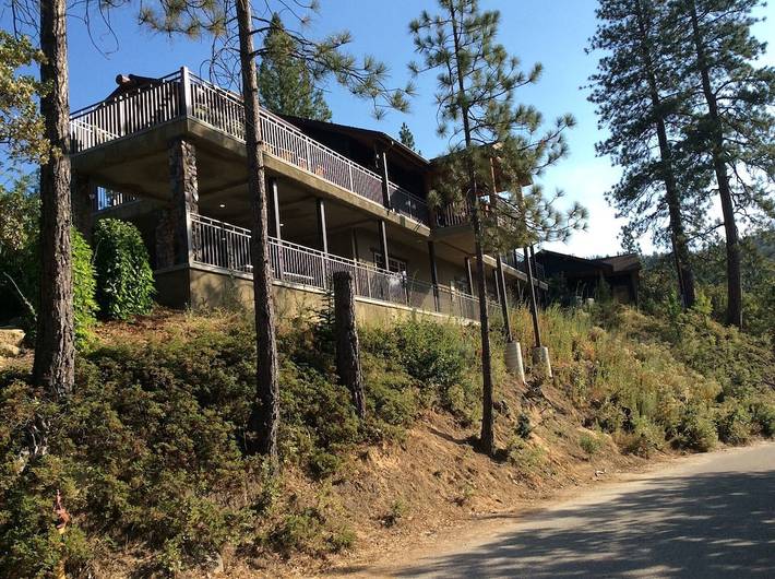Chalet for 16 people, with balcony and yard in Bass Lake
