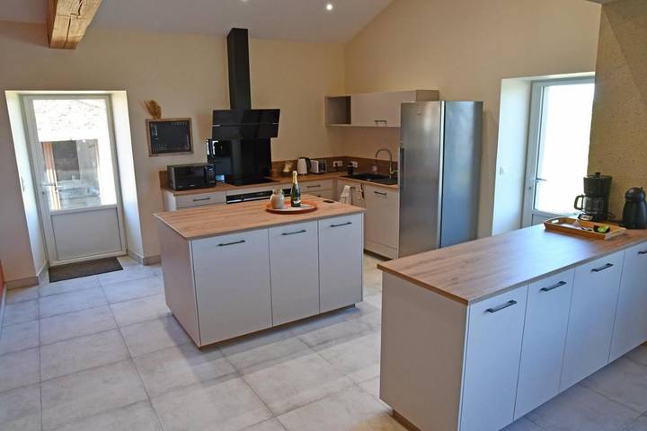 Location de vacances pour 14 personnes, avec jardin ainsi que vue et piscine à Cheffois - 4