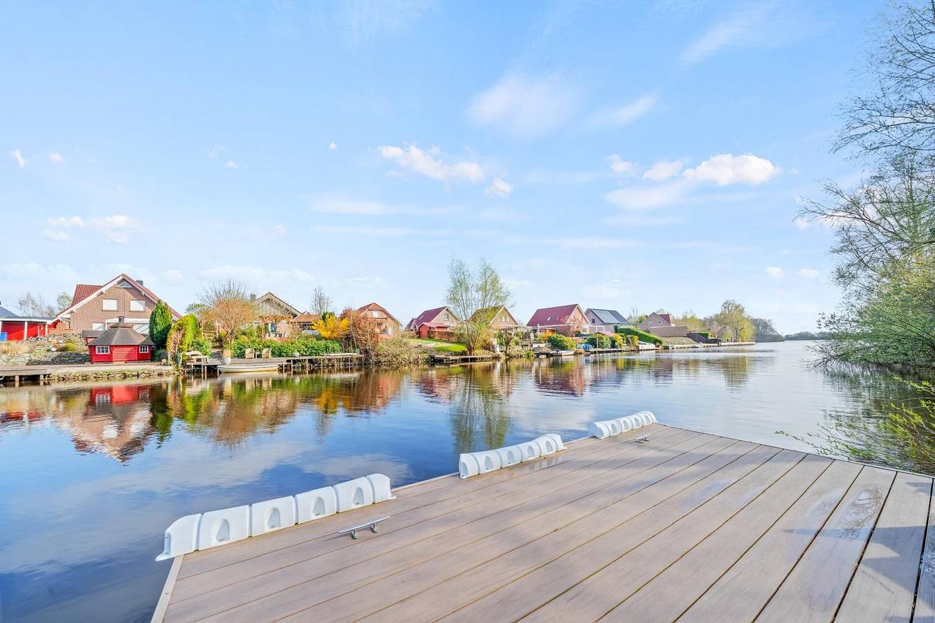 Ferienhaus "Meerlounge" am Wasser mit Steg in Großefehn, Landkreis Aurich