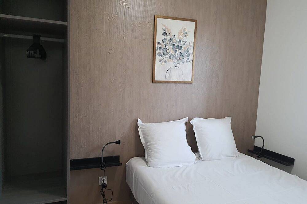 Entire apartment, 1 Bedroom unit with balcony in front of Le Bourget Airport in Le Blanc-Mesnil, Seine-Saint-Denis