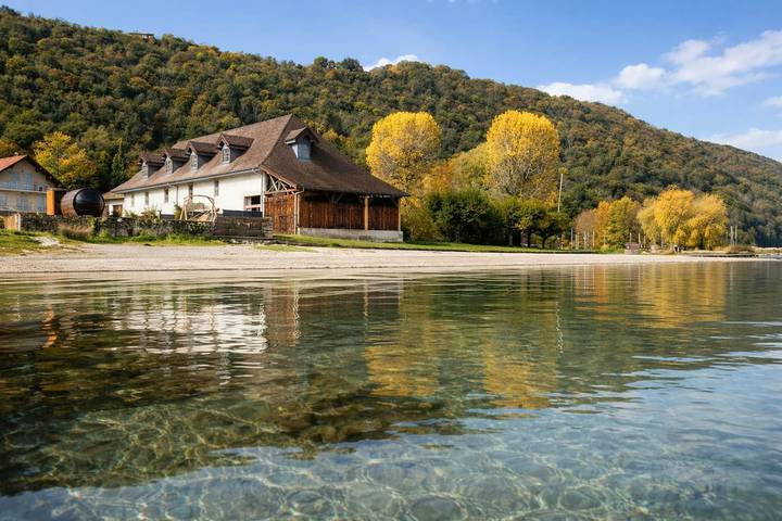 Location de vacances pour 36 personnes, avec Terrasse ainsi que Jardin et Sauna à Conjux