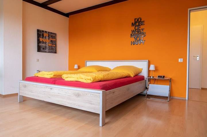 Ganze Wohnung, Große Fewo, 3 Schlafzimmer, ruhig, citynah, Süd-Balkon, kostenfreie Parkplätze in Niestetal, Landkreis Kassel