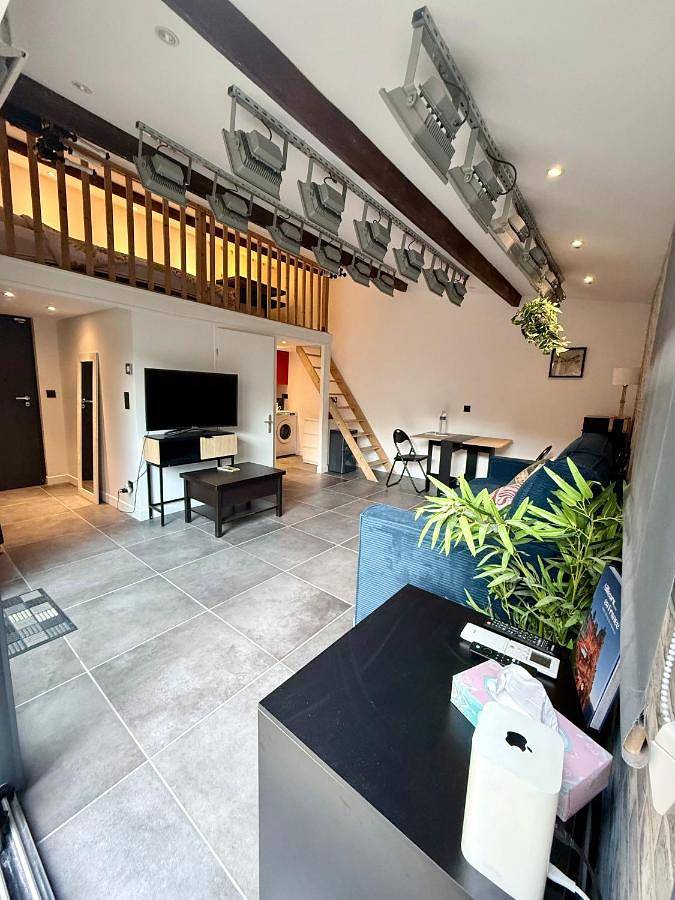 Appartement entier, Renovated Studio 2026 New 160cm Bed 8 min de Lyon in Sathonay-Camp, Lyon et ses environs