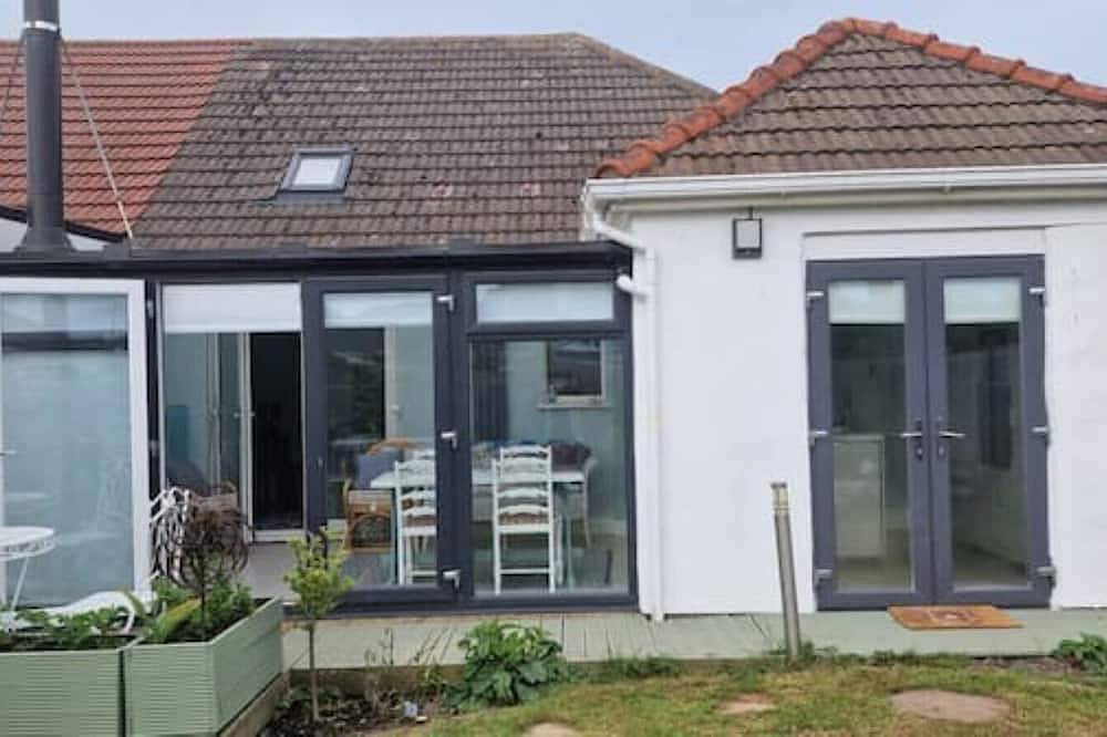 Beach house 200m to beach.Stylish, Modern Sleeps 6. Suit Summer or Winter break<br> in Mablethorpe, Lincolnshire