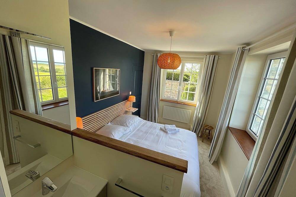 Charming house, sea and garden view, close to the D-Day landing beaches, sleeps 6 in Quinéville, Cherbourg en omgeving