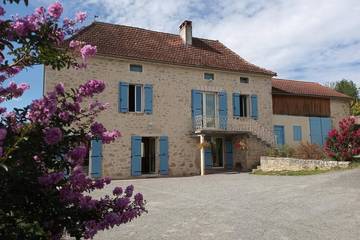 Location de vacances pour 8 personnes, avec jardin à Tour-de-Faure