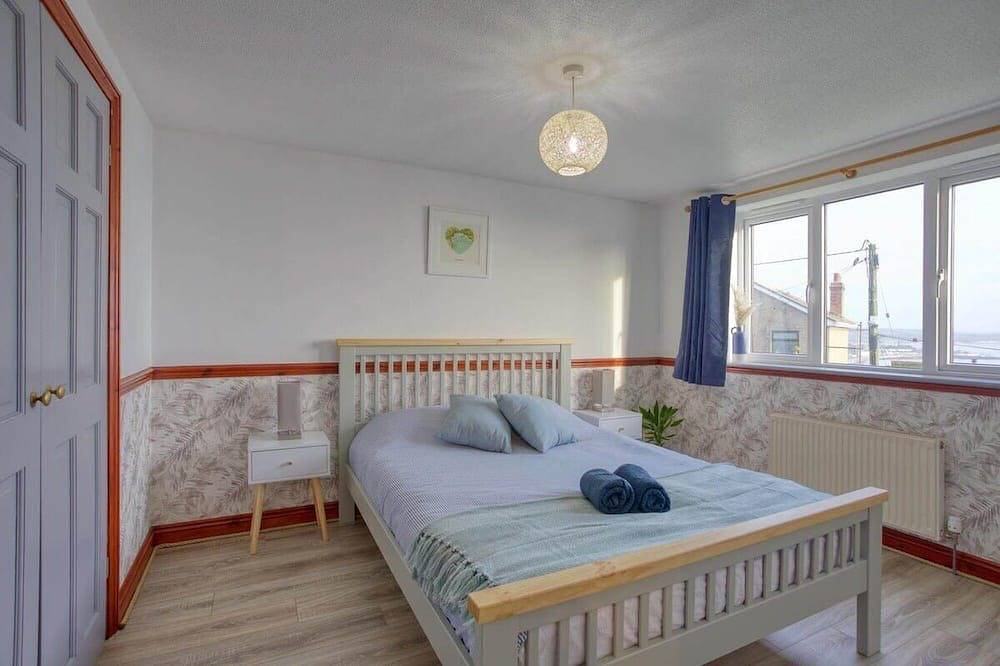 Large House with Panoramic Sea Views & Parking in Newlyn, Cornwall