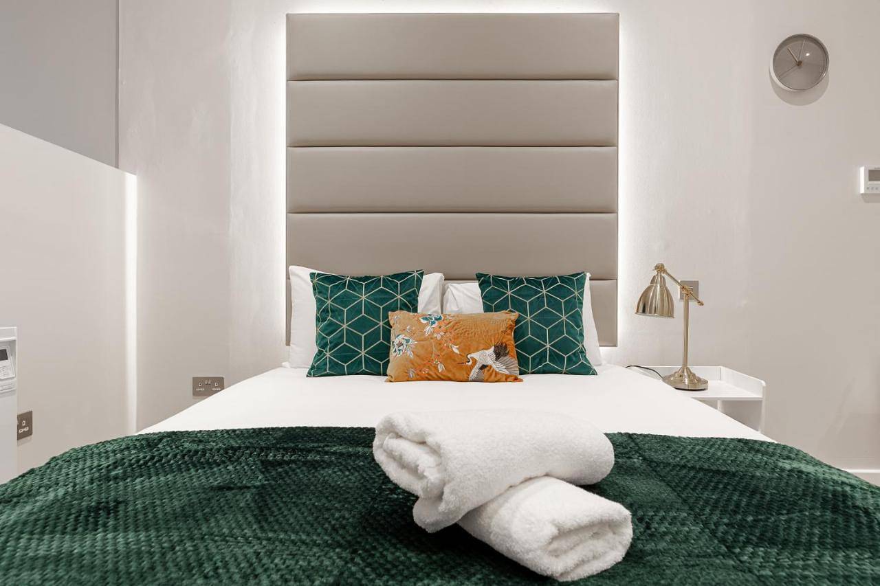 Entire vacation apartment, Deluxe Double Room with Shower in London, South East England