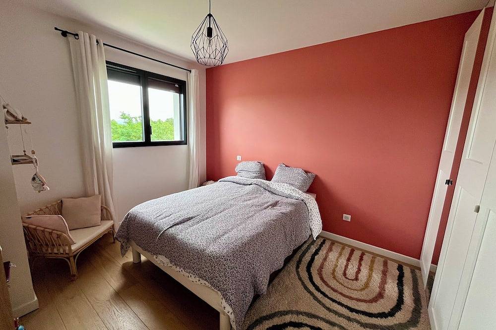 Quiet family house between sea and mountains with swimming pool - sleeps 8 in Bassussarry, Bayonne und Umgebung