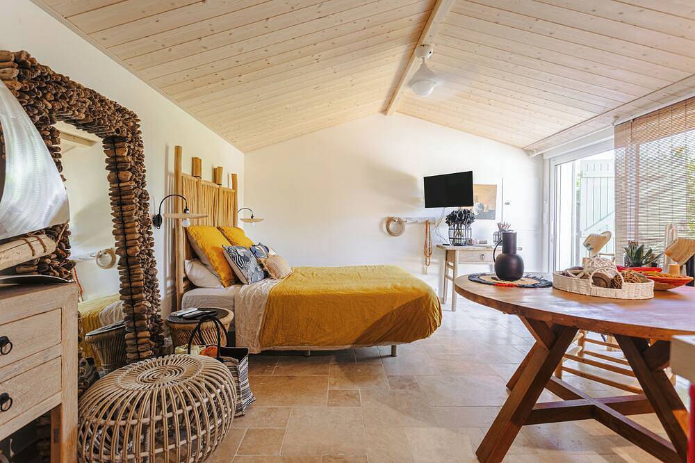 Bed and Breakfast 'Esprit Rétais' with Air Conditioning in Sainte-Marie-de-Ré, Ile de Re