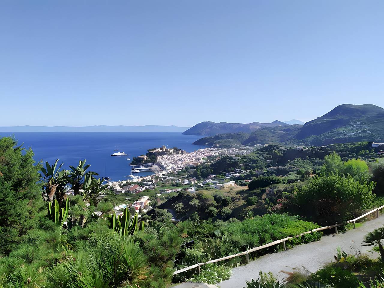 Hel lejlighed, Apartment in Villa "Lipari" with Sea View, Wi-Fi and Air Conditioning in Lipari