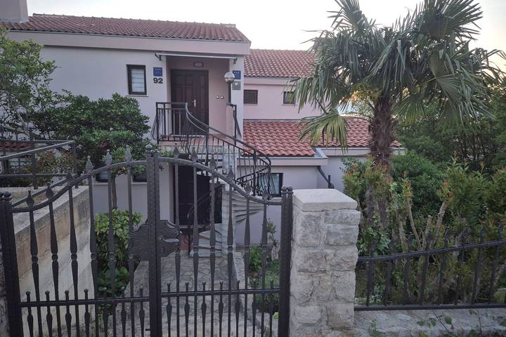 Ganze Wohnung, 1-Zimmer-Ferienwohnung mit Balkon und Meerblick Njivice, Krk A-21763-a in Njivice, Krk