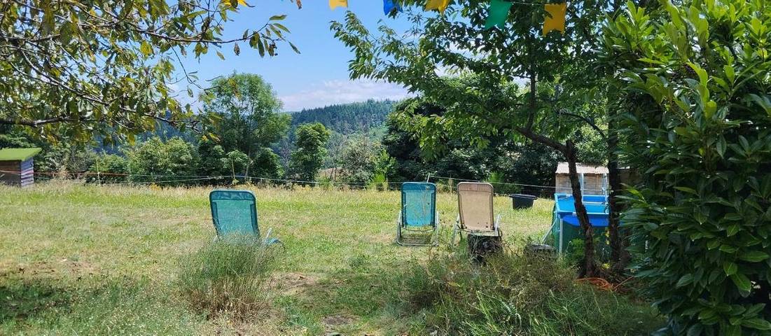 Location de vacances pour 4 personnes, avec vue ainsi que piscine et jardin à Chalencon - 3