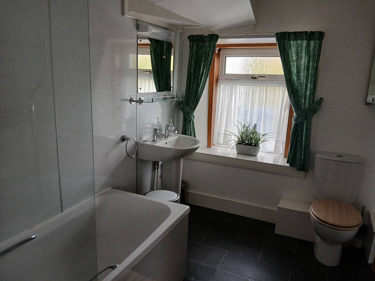 2 Bed House - Sleeps 6 - Family Friendly - Pets in Highlands