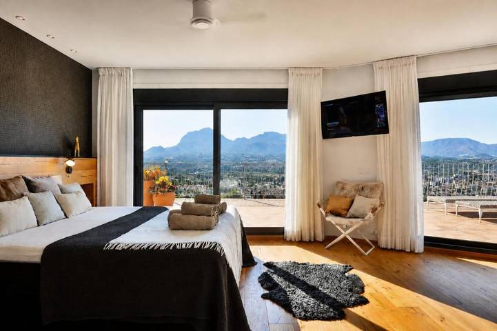 Chalet para 9 personas, con piscina además de jardín y jacuzzi en Marina Baja - 3