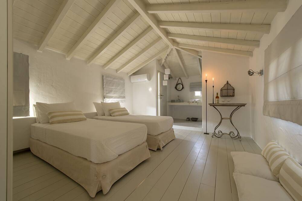 An Absolute Dream! Big villa with private pool, only 5 minutes from the beach! in Alonissos