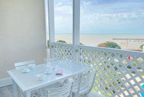 Appartement de vacances pour 4 personnes, avec vue ainsi que terrasse et piscine