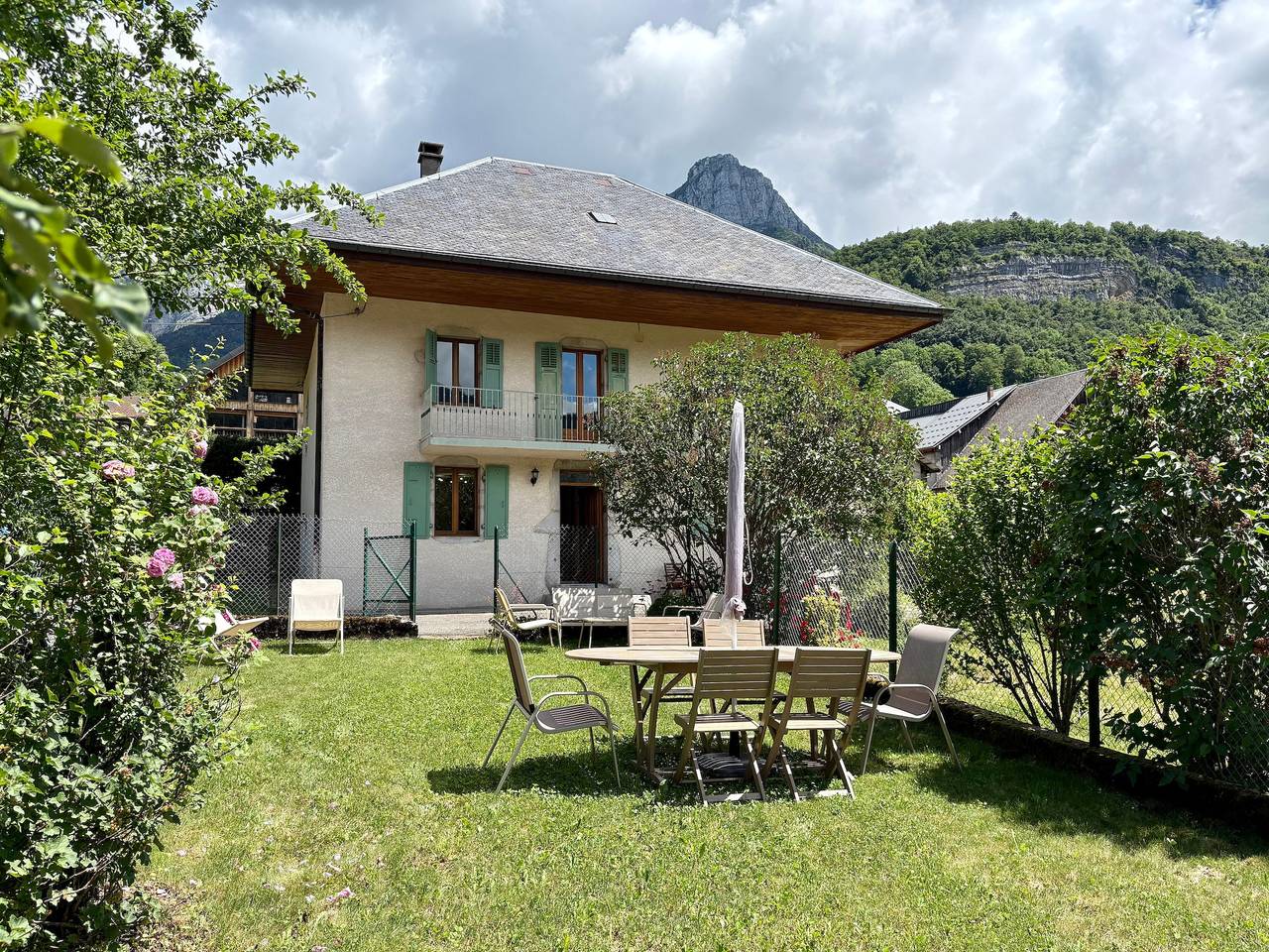 La Grange des Lilas - Jardin Wifi Parking - au coeur des montagnes in La Compôte, Région de Chambéry