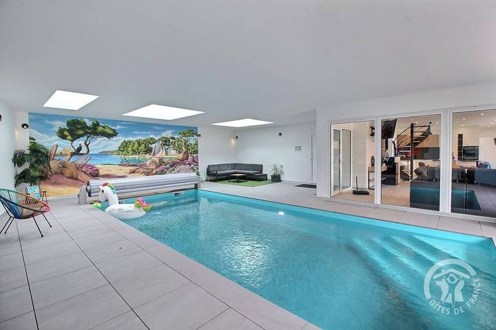 Gîte pour 8 personnes, avec Terrasse ainsi que Jardin et Piscine à Bourbriac