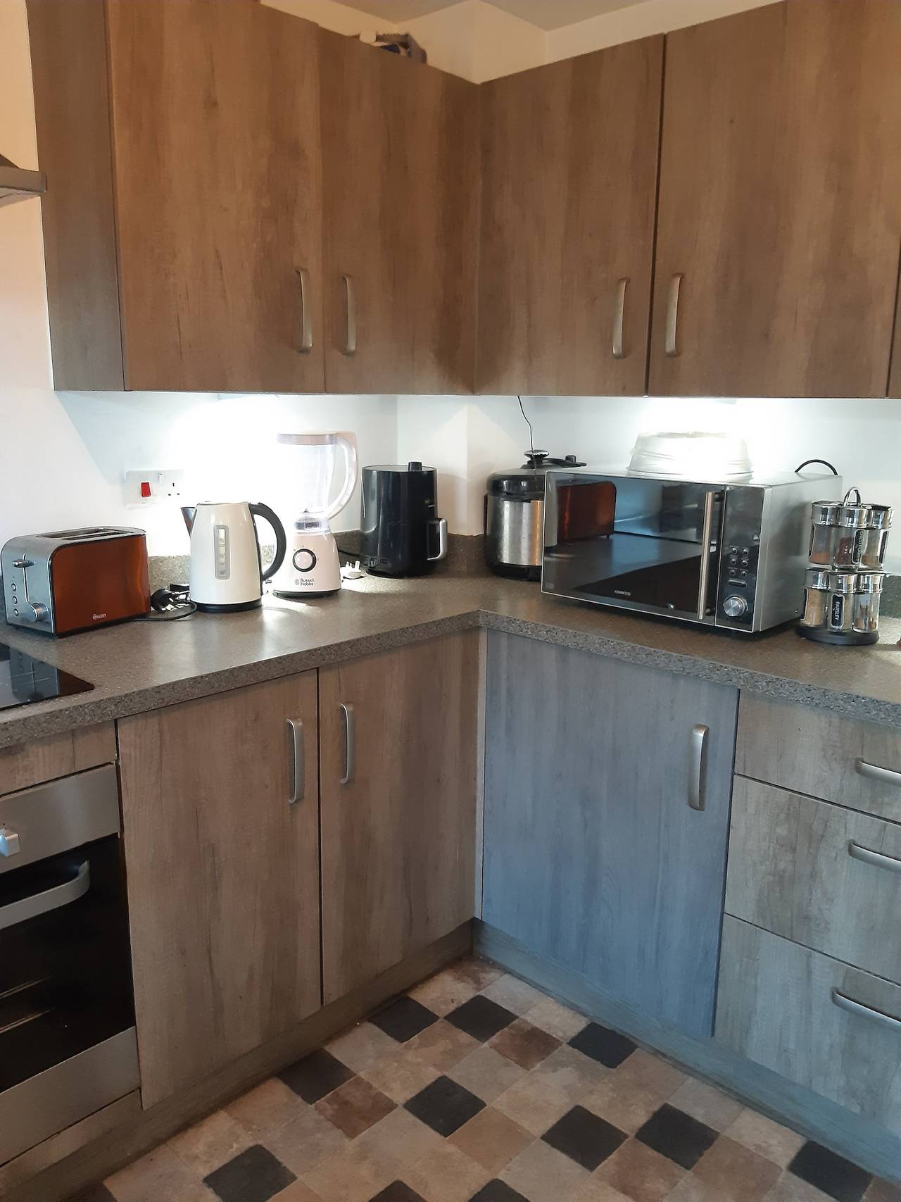 3 Bed House - Sleeps 4 - Parking - Wifi in Higham Ferrers, Northamptonshire