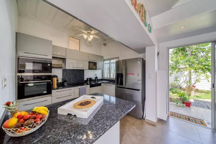 Location de vacances pour 12 personnes, avec terrasse ainsi que piscine et jardin dans Plage de l'Hermitage - 3