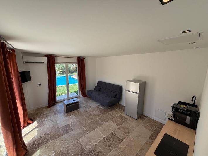 Gîte pour 3 personnes, avec Terrasse ainsi que Jardin et Piscine à Grillon - 3