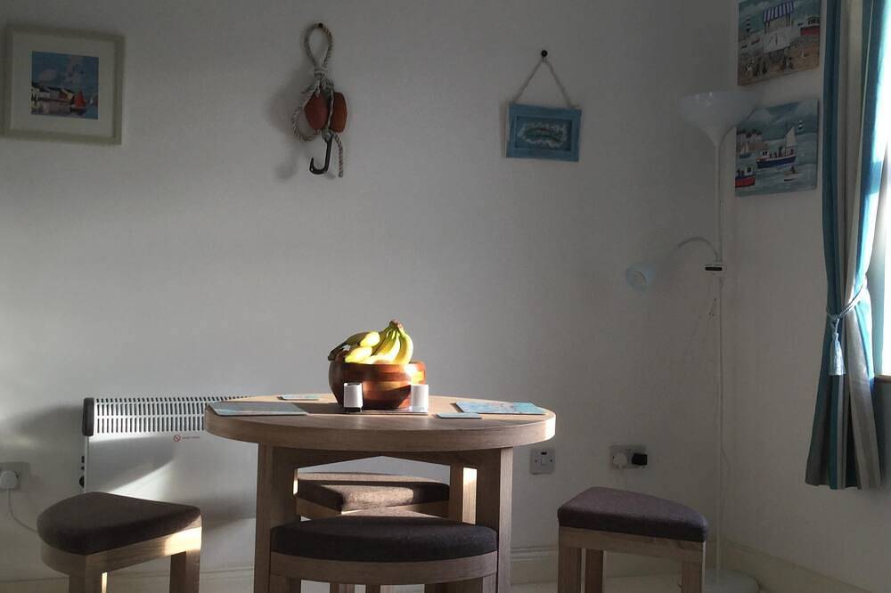 Entire apartment, Cosy Seaside 2 bed Apt Center Moville, Close beach High speed Wifi, Netflix in Inishowen, County Donegal