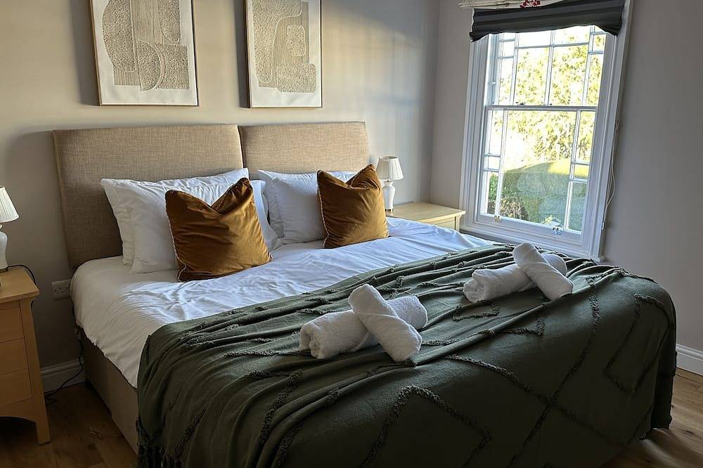 Entire apartment, The Penthouse Retreat - Cozy Top-Floor 1Br in Exeter, Devon