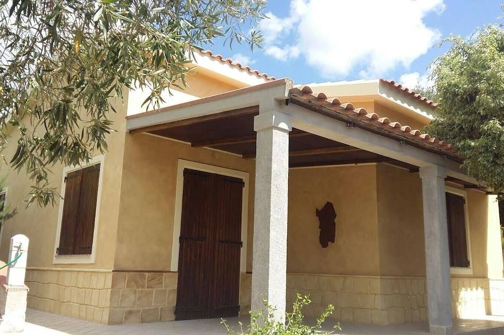 Detached cottage with garden and barbecue 1km from the beach of Solanas in Solanas, Comune di Sìnnia