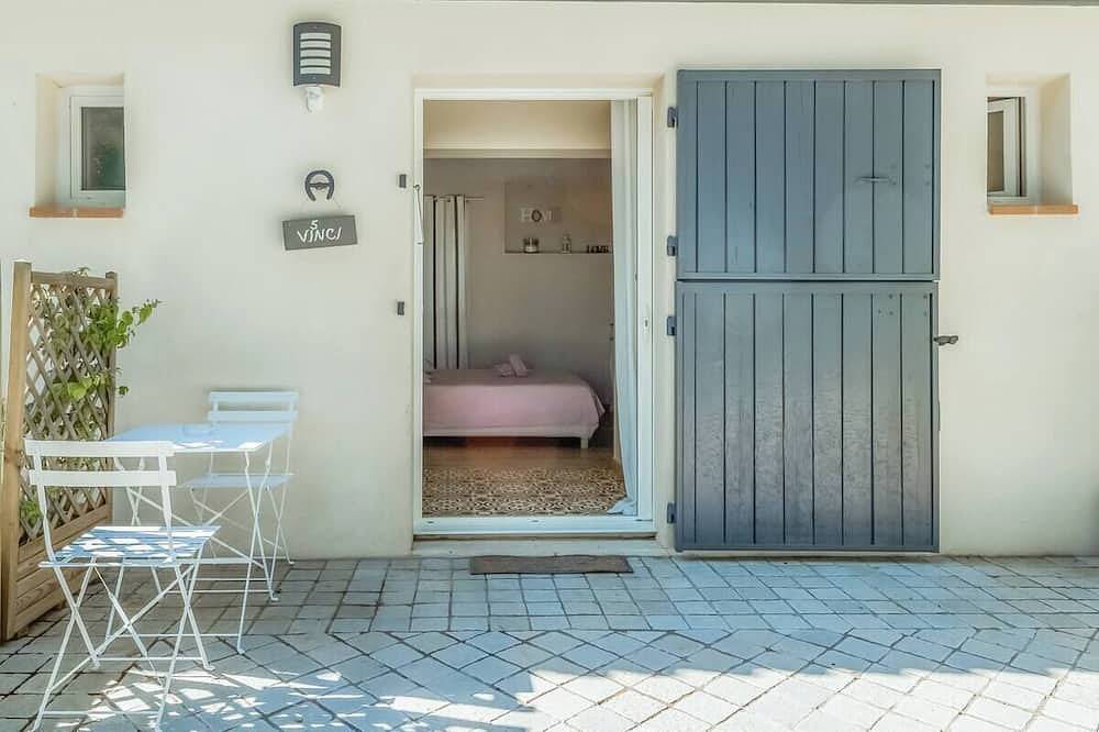 Guest rooms with Jacuzzi and swimming pool in Saint-Victoret, Istres region