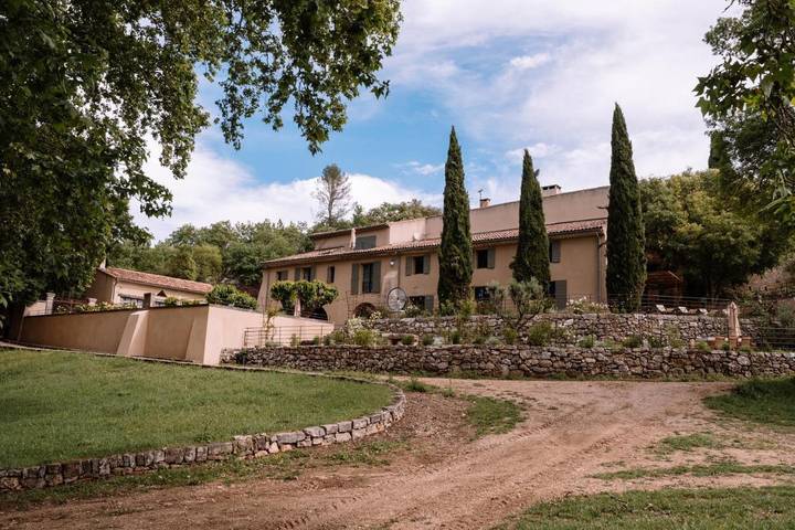Location de vacances pour 2 personnes, avec vue et jardin ainsi que vue sur le lac et piscine à Tourves - 2
