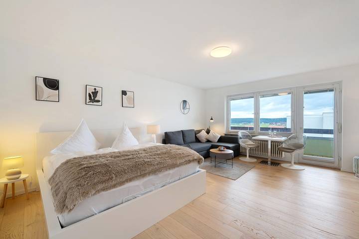 Geheel appartement, Stijlvol en comfortabel vakantieappartement met balkon en uitzicht in Neubulach, Noordelijk Zwarte Woud