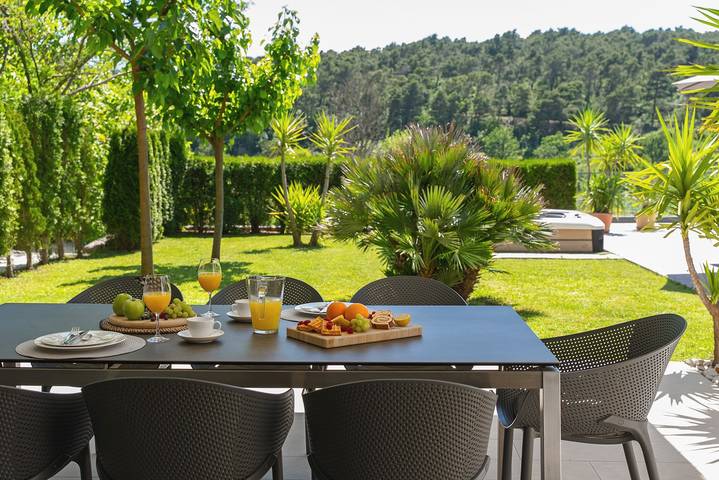 Villa für 8 Personen, beheizter Pool, Whirlpool, Sauna, Fitnessraum, 4 Schlafzimmer mit Bad in Dalmatinisches Zagora