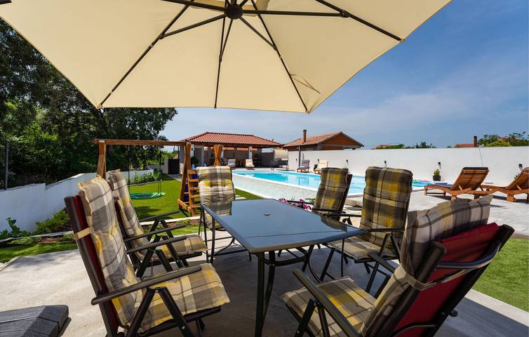 Ganze Ferienwohnung, Modernes Apartment mit Pool, Terrasse und WLAN in der Nähe von hervorragenden Restaurants in Galovac, Zadar