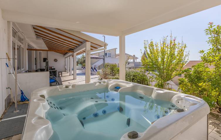 Acogedor apartamento de 1 dormitorio con piscina y terraza, a 2,5 km de la playa in Podgora, Rivera de Makarska