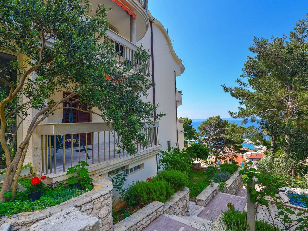 Hel leilighet, Charmantes Appartement im Pinienwald in Baska Voda, Makarska Riviera
