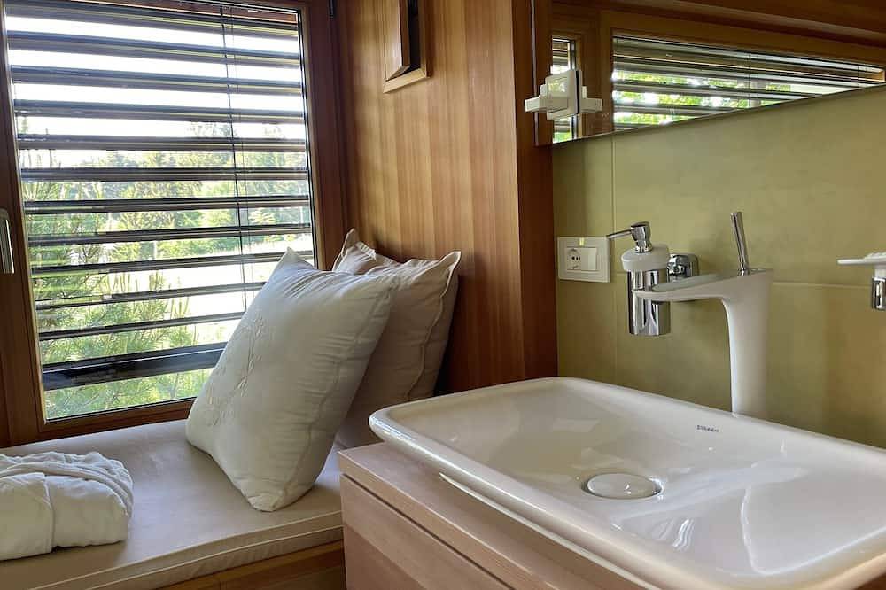 Chalet Ly's Nest - Haus am Berg mit Naturschwimmteich und gut eingezäuntem Gelände von 4500 qm. in Aldein, Südtirol