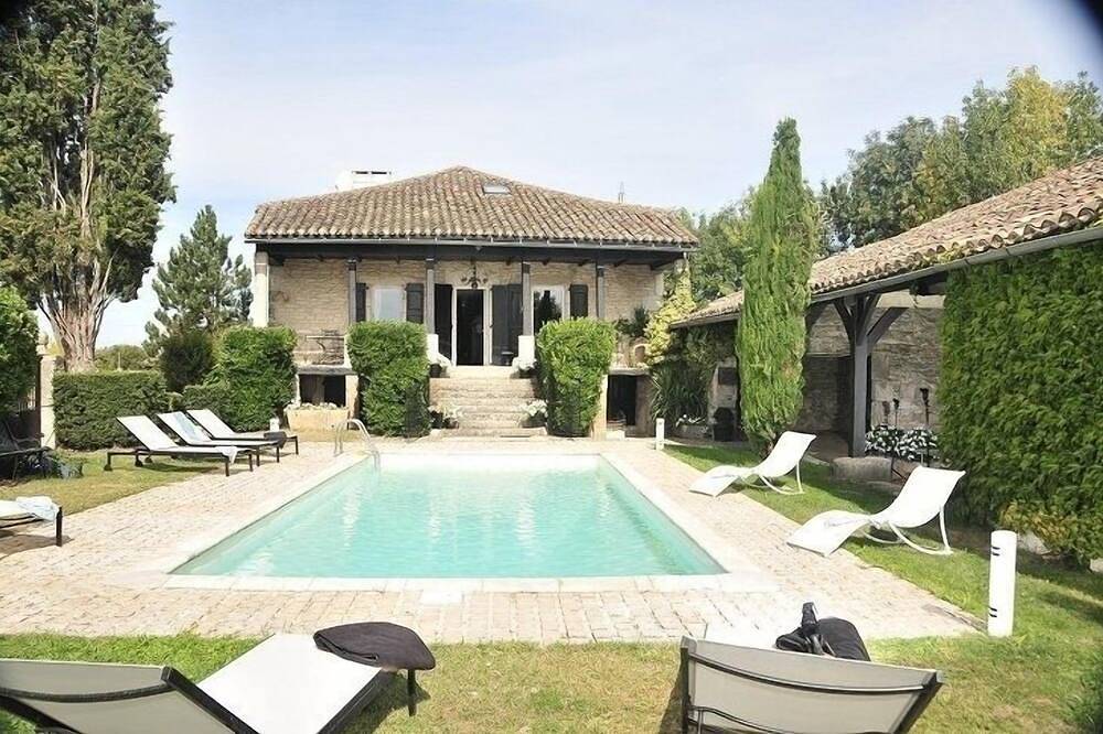 Oferta especial Septiembre Hermosa casa del siglo 18, terraza piscina, jardín in Saint-Antonin-Noble-Val, Macizo Central