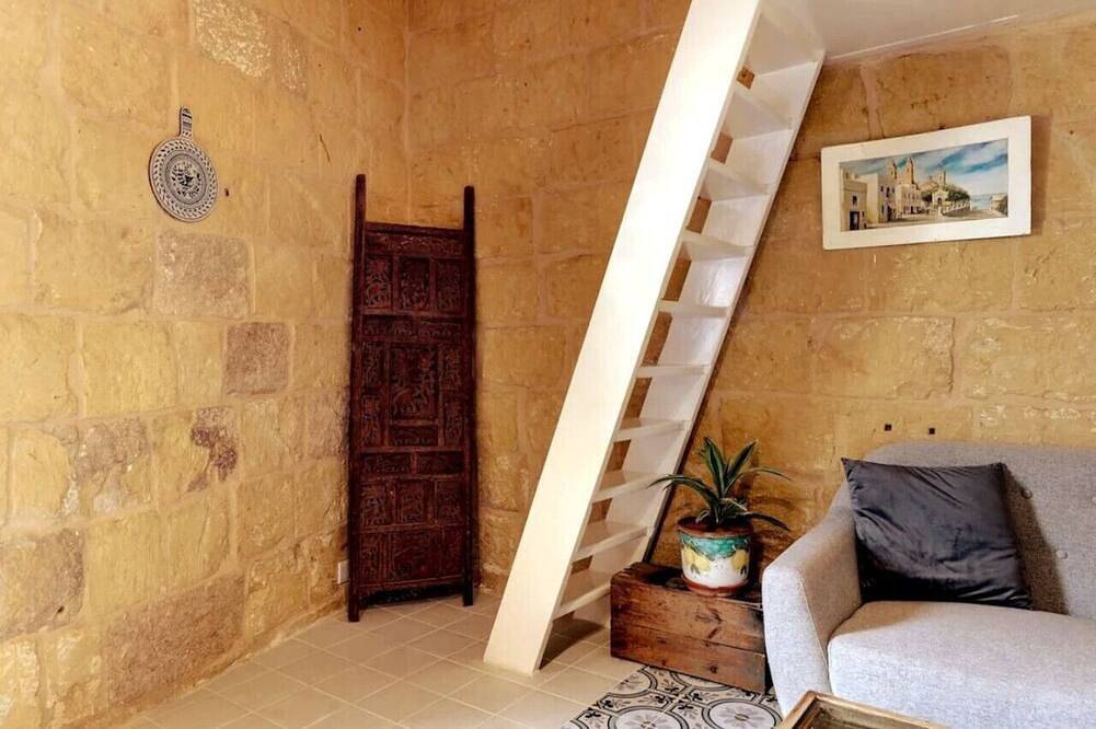 Apartamento inteiro, Historic Hideaway: 900-Year-Old Converted Studio in Victoria (Malta), Gozo (Malta)