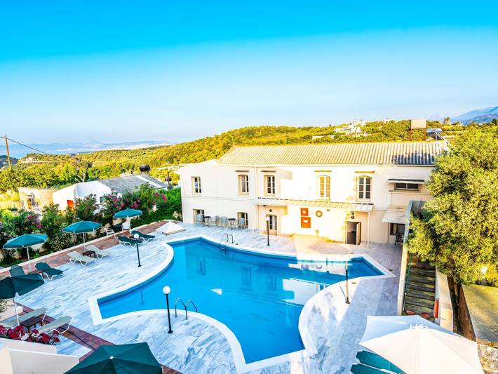 Gîte pour 2 personnes, avec piscine et jardin dans Stalos - 2