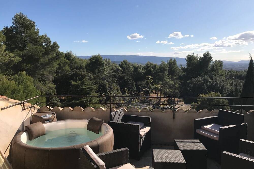 Freistehendes Ferienhaus in einer provenzalischen Domäne mit atemberaubendem Blick auf den Pool in Saumane-de-Vaucluse, Vaucluse
