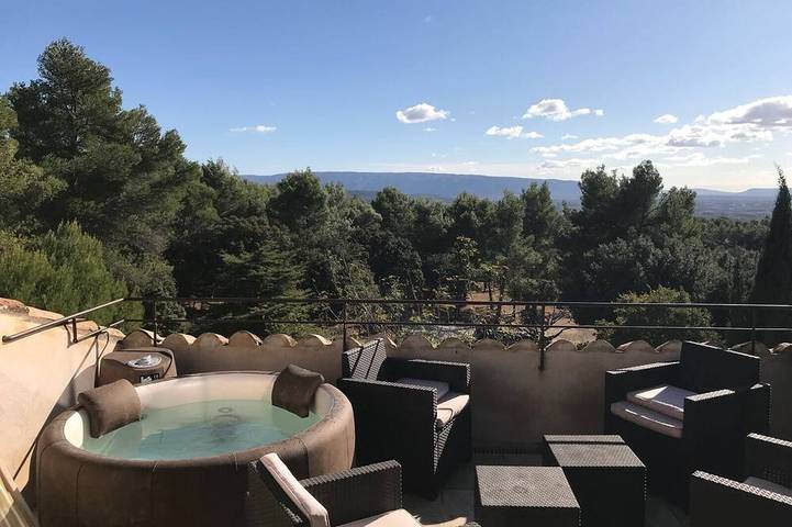 Gîte pour 4 personnes, avec Jacuzzi ainsi que Terrasse et Piscine
