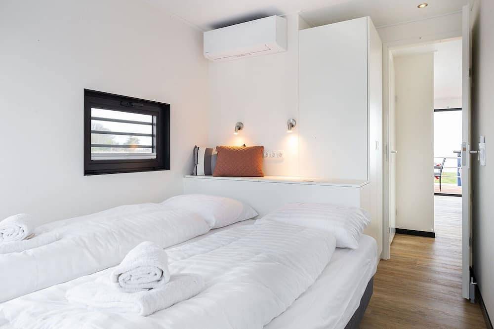 Woonboot op en rond het Sneekermeer in Friesland